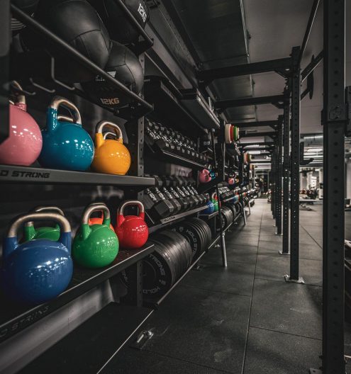 Bunte Kettlebells im Kraftwerk Biberach für Functional Fitness und Weightlifting.